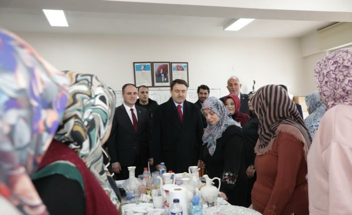 Vali Musa Işın, Aslanapa Halk Eğitim Merkezi’nde kursiyerlerle buluştu