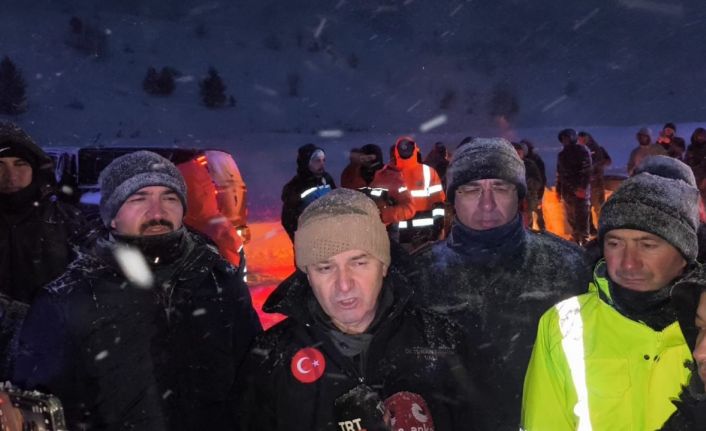 Vali Turan Ergün: "Çığ altındakileri bulmak için çalışmalar yarın sabah yeniden başlayacak"