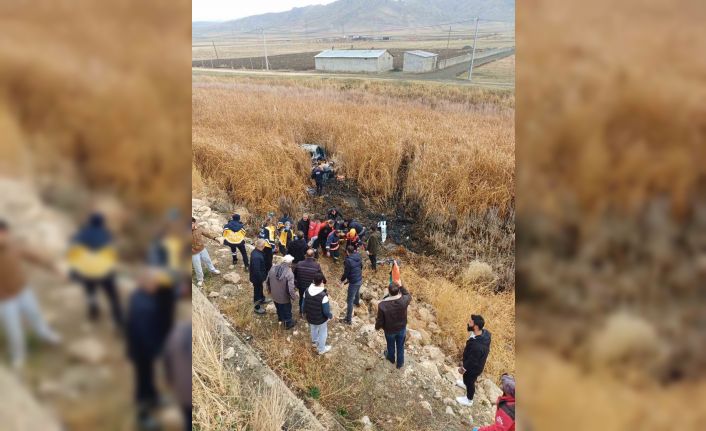 Van’da araç bataklığa uçtu: 5 yaralı