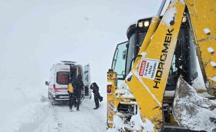 Van’da kar yağışı ulaşımı aksattı: Sağlık ve belediye ekipleri alarma geçti