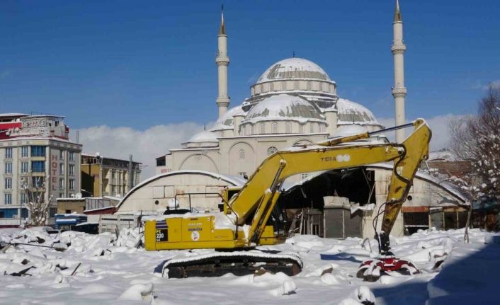 Van’ın 27 yıllık Mısır Çarşısı iki katlı modern arasta oluyor