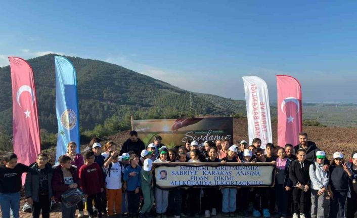Vefat eden öğretmenleri için fidan diktiler