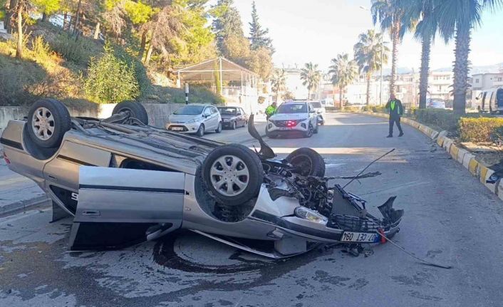 Virajı alamayan otomobil refüjdeki aydınlatma direğine çarpıp takla attı: 2 yaralı