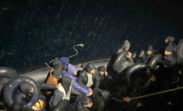 Yağmurun altında denizde sürüklenen göçmenlere sahil güvenlik yetişti