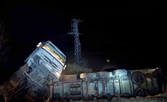 Yaralıya yardım etmek istedi, emniyet şeridindeki otomobiline ticari araç çarptı: 4 yaralı