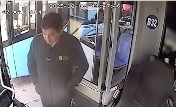 Yaşlı adamın otobüste unuttuğu içinde 4 bin euro olan çantanın başında adeta nöbet tuttu