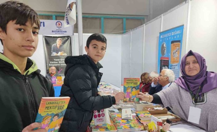 Yazar öğretmen kitap fuarında öğrencilerle buluştu