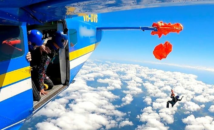 Yedek paraşütü uçağın kuyruğuna takıldı, 4 bin 600 metre yükseklikte asılı kaldı