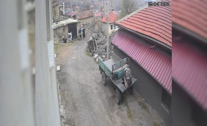 Yerde yatan karısının kafasına tekme attı