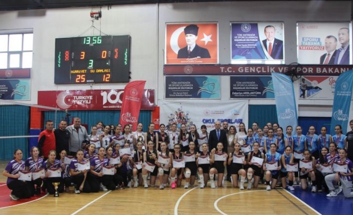 Yıldız kızlarda Hürriyet Ortaokulu şampiyon oldu