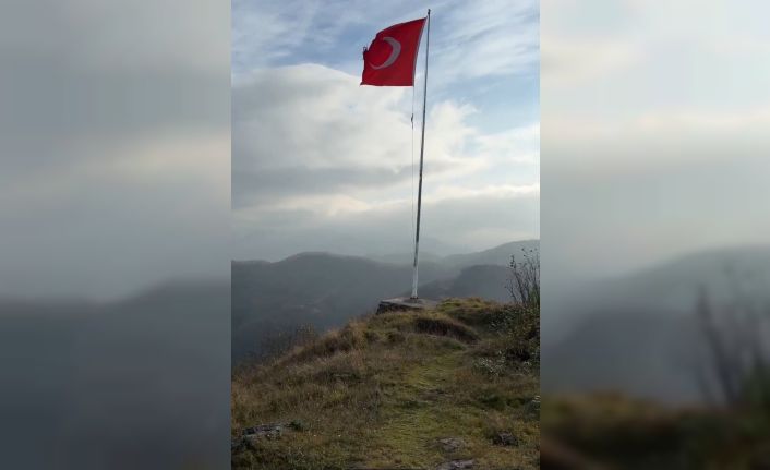 Yıpranan bayrak değiştirilmeyi bekliyor