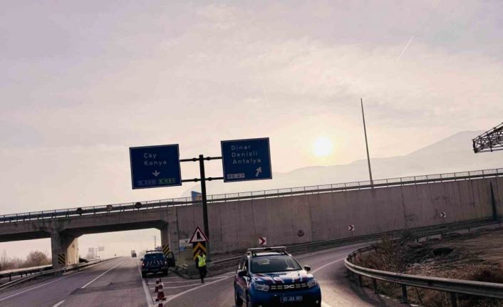 Yoğun sis nedeniyle kara yolu ulaşıma kapatıldı