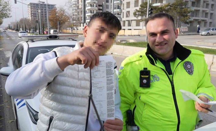 Yolcu kapısından inen ehliyetsiz sürücü drondan kaçamadı: "Gafil avlandım" dedi, ceza makbuzuyla hatıra fotoğrafı çektirdi