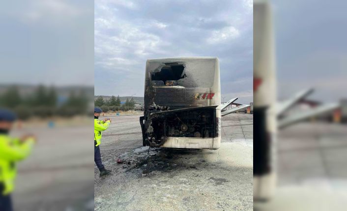 Yolcu otobüsü seyir halindeyken yangın çıktı