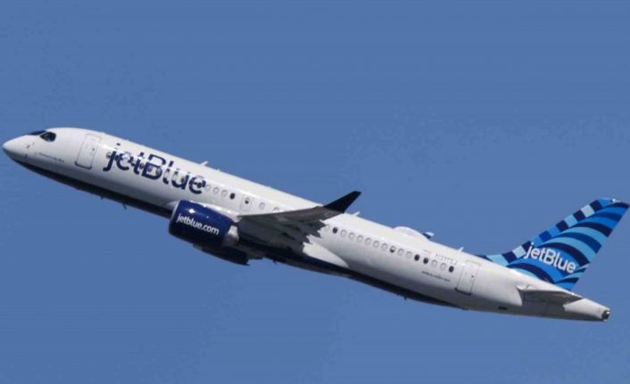 Yolcu uçağı ABD’ye ait savaş uçağı ile havada çarpışmaktan son anda kurtuldu