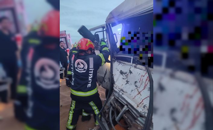 Yoldan çıkan sürücü seyir halindeki tıra çarptı