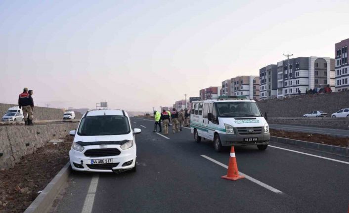 Yolun karşı tarafına geçmek isterken 2 aracın çarptığı adam hayatını kaybetti