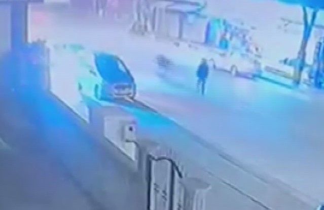 Yolun karşısına geçmek isteyen çocuğa motosiklet çarptı... O anlar kamerada