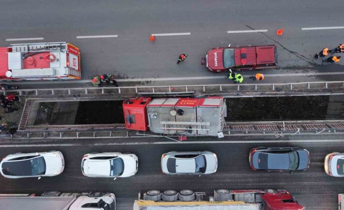 Yüksek gerilim tellerine ramak kala, itfaiye aracı köprü arasında sıkıştı: 3 personel yaralı