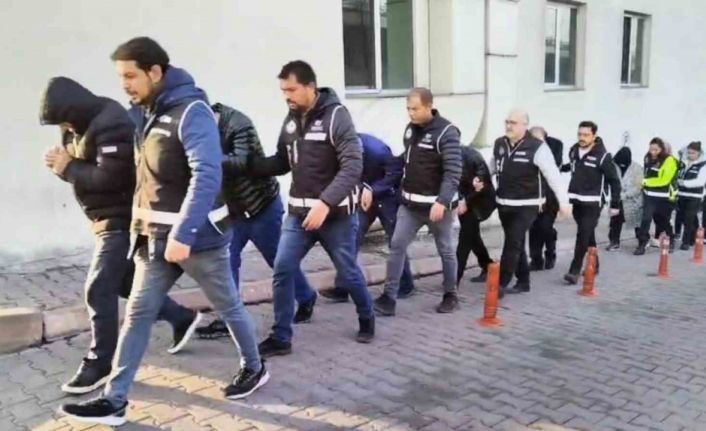 Yüksek maliyetli kanser ilaçlarını usulsüz şekilde temin edip kamuyu 88 milyon zarara uğratan 12 kişi adliyede