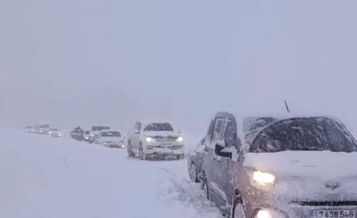 Yüksekova’da kar esareti: Tipi yolları kapattı, onlarca araç mahsur kaldı