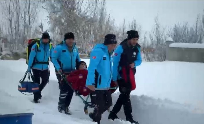 Yüksekova’da kar esaretinde zamanla yarış: 76 yaşındaki KOAH hastası için seferber oldular