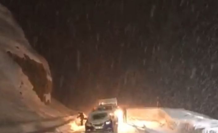 Yüksekova’da kar ve tipi ulaşımı aksattı: Fırtınaya rağmen namazını kıldı