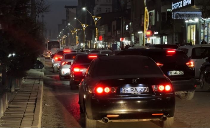 Yüksekova’da trafik çileye döndü