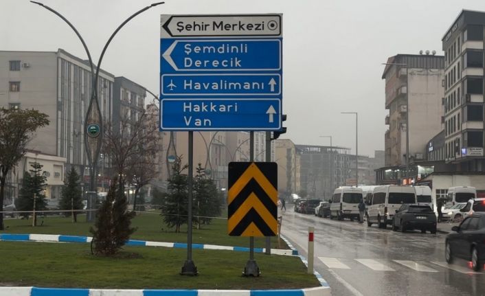 Yüksekova’da yoğun yağışlar uçak seferlerini durdurdu