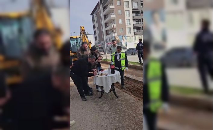 Yürek ısıtan görüntü; gece gündüz mesai yapan belediye personeline pasta kesip, mum üflettiler