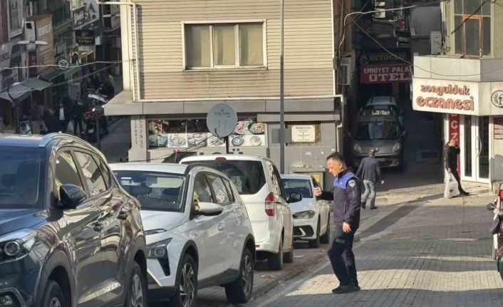 Zabıtadan kaldırım işgali yapan sürücülere ceza