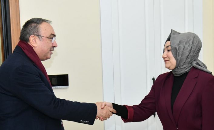 15 Temmuz şehidinin kızını ziyaret eden Vali: "Onlar sayesinde milli irade gasp edilemedi"