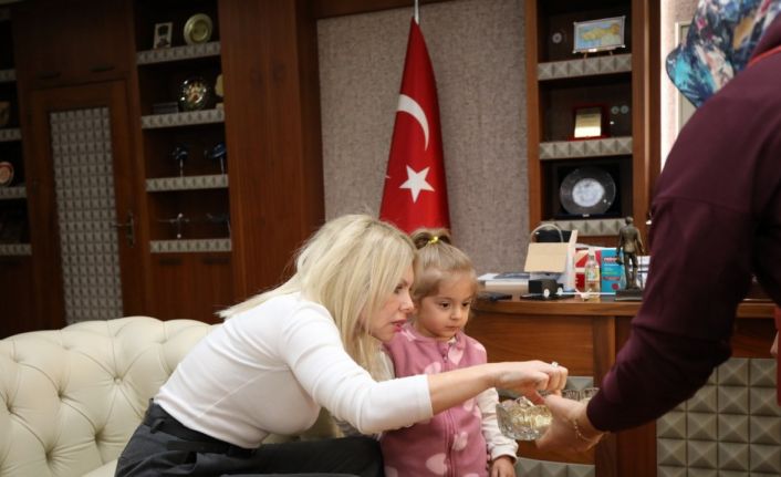 40 kişilik ekiple 8,5 saat operasyonla kadavradan rahim nakledilmişti, ismini aldığı rektörle bir araya geldi