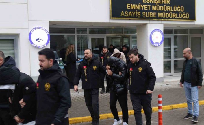 6 ilde fuhuş operasyonu: 6’sı yabancı 15 kadın kurtarıldı, 13 şüpheli yakalandı