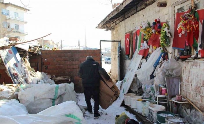 79 yaşındaki adamın bayrak hassasiyeti: Atık toplarken bulduğu bayrakları evinin duvarına asıyor