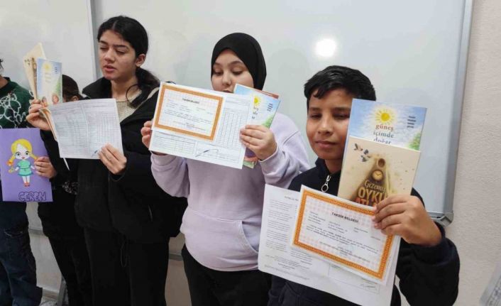 Adana’da engelleri aşan karne sevinci: Görme engelli öğrenciler ’’Braille alfabesi’’ ile hazırlanan karnelerini aldı