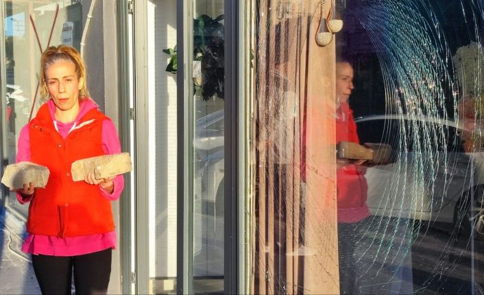 Adana’da iki kız kardeşin işlettiği düğün organizasyon ofisine taşlı saldırı