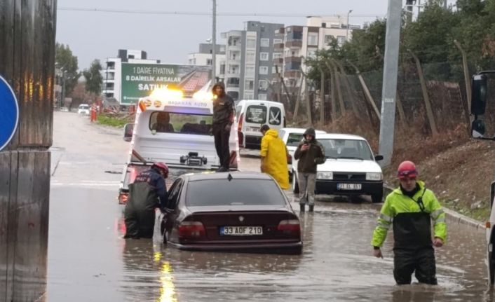 Adana’da sağanak hayatı felç etti: Araçlarında mahsur kalan vatandaşları itfaiye kurtardı