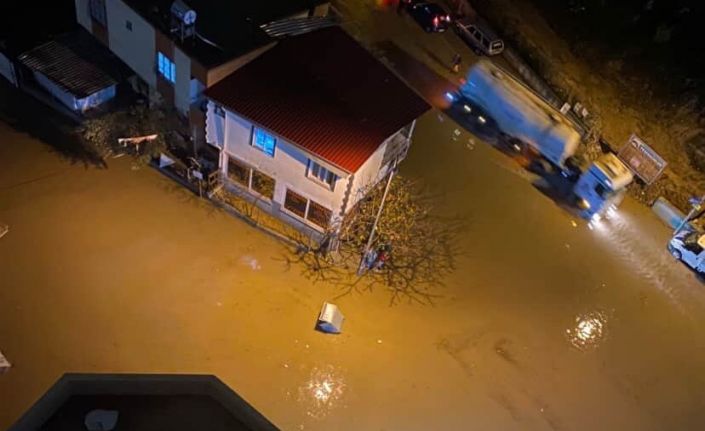 Adana’da sağanak yağmur hayatı felç etti: Yollar göle döndü, araçlar mahsur kaldı