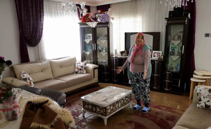 Adana’da selden geriye ıslak eşyalar, çamurlu yollar kaldı: Evlerini su basan vatandaşlar o anları anlattı