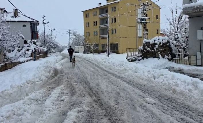 Adana’nın o ilçesinde kar hayatı durdurdu: Yollar kapandı, okullar tatil edildi