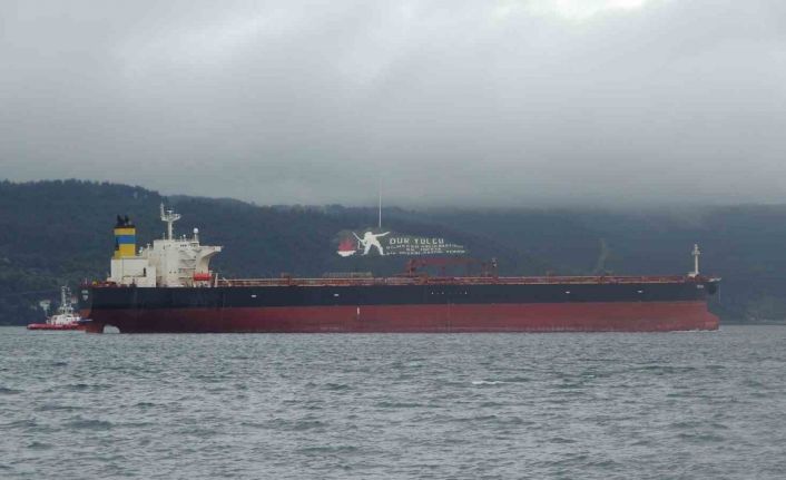 Akdeniz’de İHA ile vurulan, Bozcaada’da fırtına nedeniyle karaya oturan tanker bakım için Yalova’ya götürülüyor