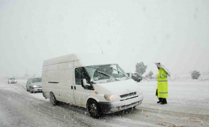 Alacabel’de kar yağışı etkisini sürdürüyor, kar kalınlığı yer yer 30 santimetreye ulaştı