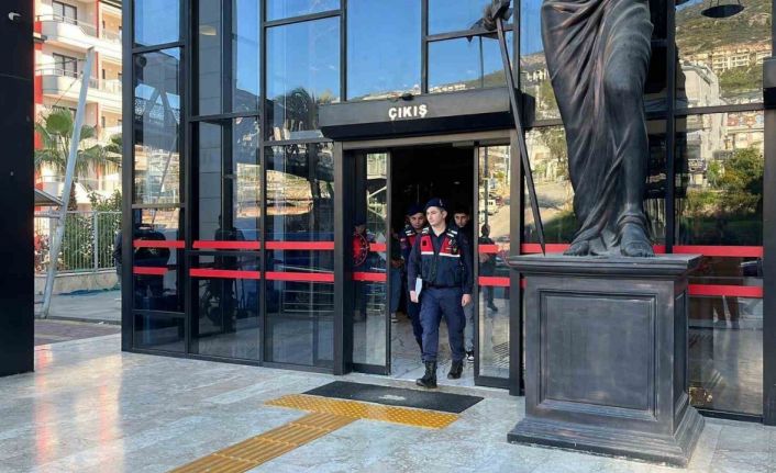 Alanya’da görevli polislerin üzerine motosiklet sürdüler, kayıta aldıkları görüntüleri sosyal medyada paylaştılar