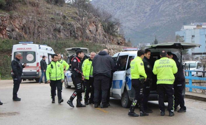 Amasya’da ‘dur’ ihtarına uymayıp kaçan motosikletli çocuk önüne çıkan polise çarptı