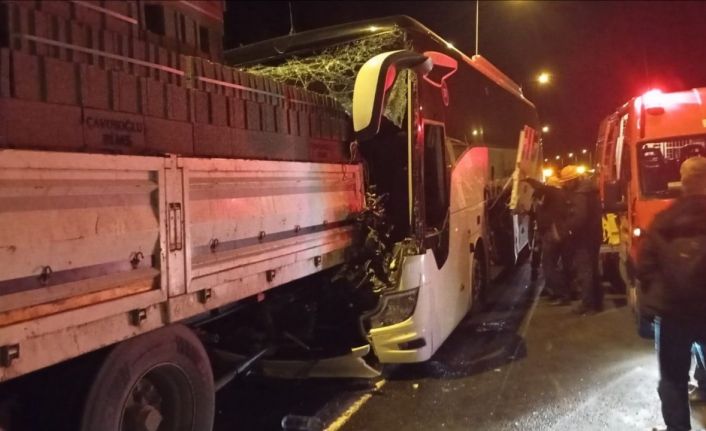 Anadolu Otoyolu’nda otobüs ile tırın karıştığı kazada ölü sayısı 2’ye yükseldi