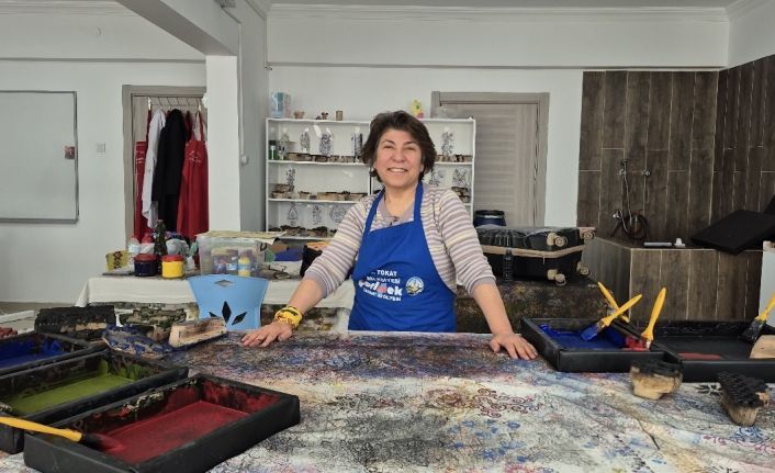 Ankaralı ebru sanatçısı geleneksel baskı sanatını yerinde öğrenmek için Tokat’a geldi
