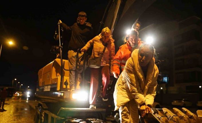 Antalya Büyükşehir Belediyesi 714 personelle hortum ve fırtınaya müdahale etti