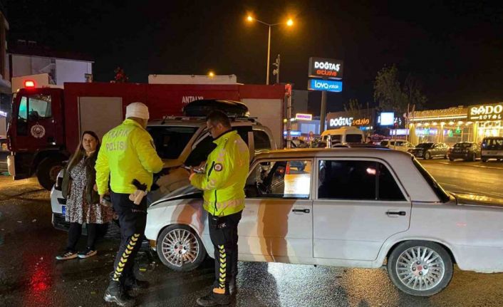 Antalya iki otomobilin çarpıştığı ve 3 kişinin yaralandığı kaza anı kamerada