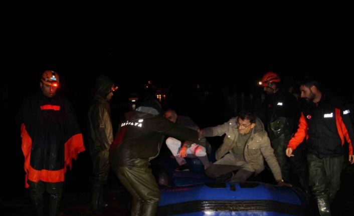 Antalya Kumluca’da sağanak yağış tarım arazilerini sular altında bıraktı, araçta mahsur kalan sürücü botla kurtarıldı